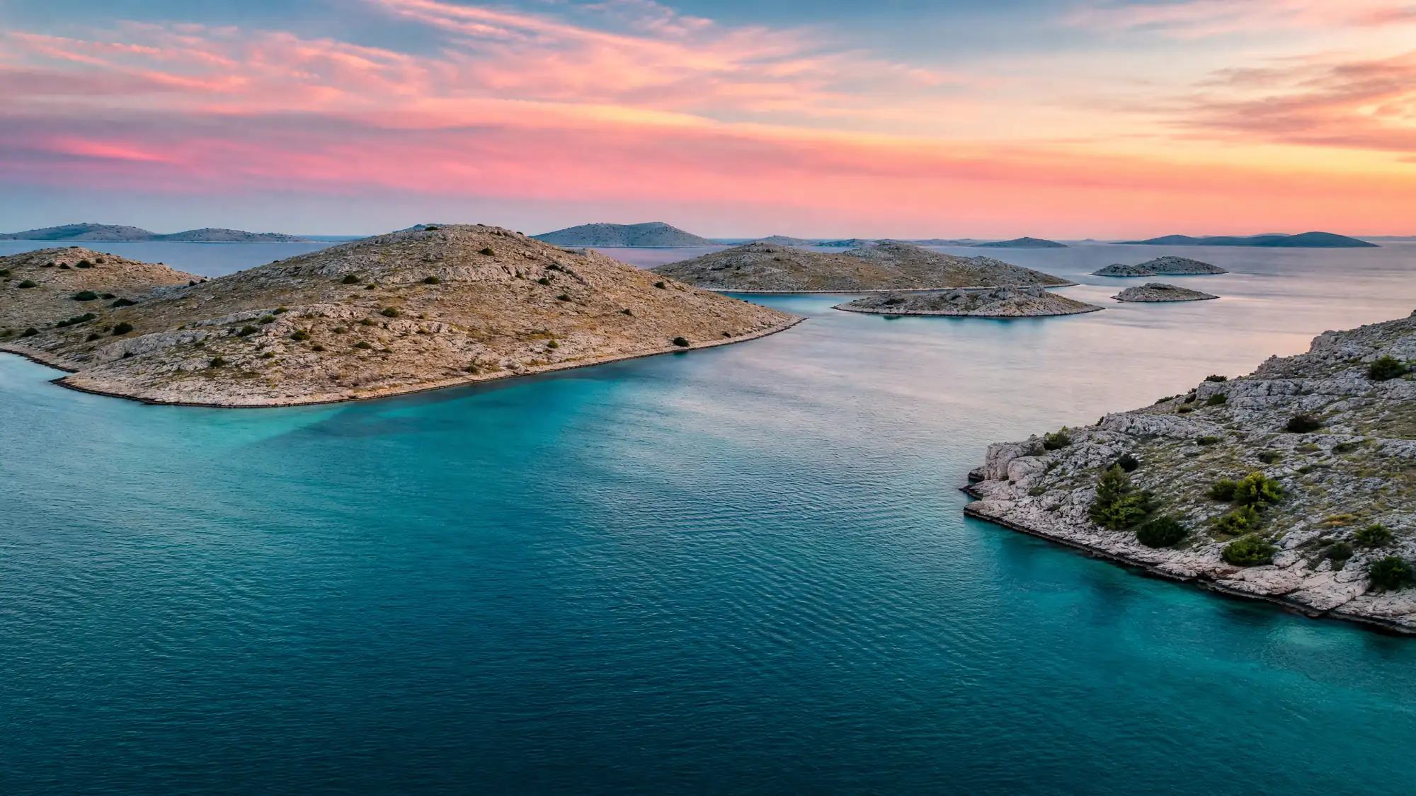 Entdecken Sie einen Archipel aus 89 kargen Inseln und klarem türkisfarbenem Wasser. Vergleichen Sie geführte Tagesausflüge und erfahren Sie, wie Sie mit einem privaten Boot anreisen können.