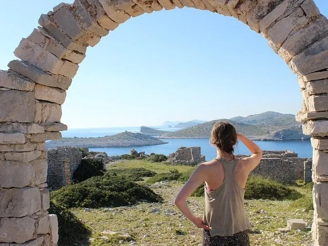 Eine Frau blickt auf die Inseln des Nationalparks Kornati.