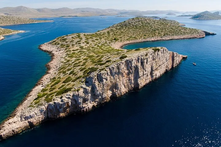 Luftaufnahme einer langen, flachen Insel mit steilen Klippen in Kornati.